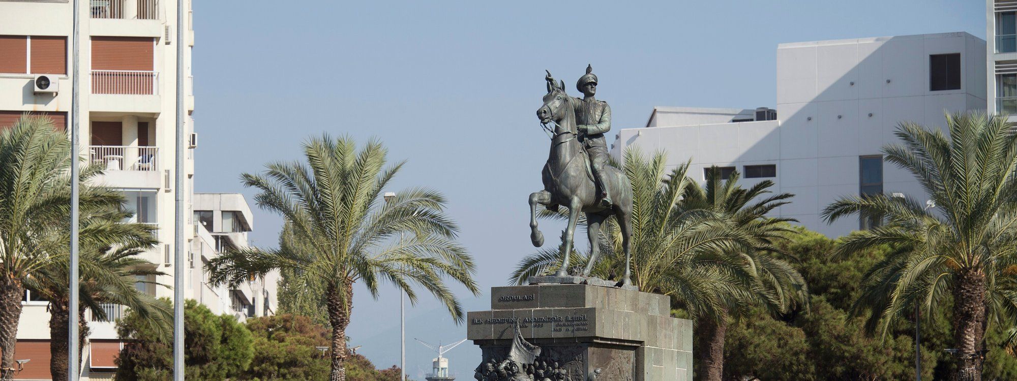 פסל האתאתורק הרוכב על סוס מברונזה בכיכר ג'ומהוריית, מוקף בעצי דקל בתחילת טיילת הקורדון של אלסנג'אק