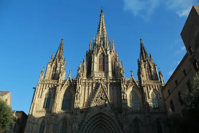 La fachada gótica completa de la Catedral de Barcelona y sus tres agujas vistas desde la Plaça de la Seu