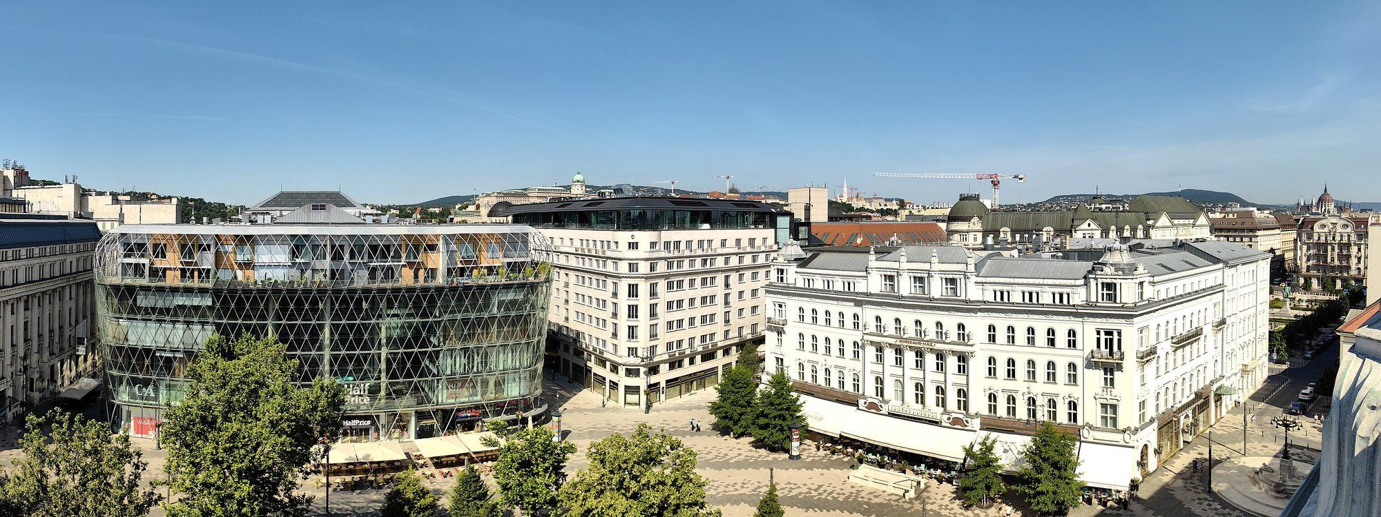 La plaza Vörösmarty tér en el centro de Pest, con el histórico edificio Gerbeaud-Ház y el perfil urbano hacia el Castillo de Buda