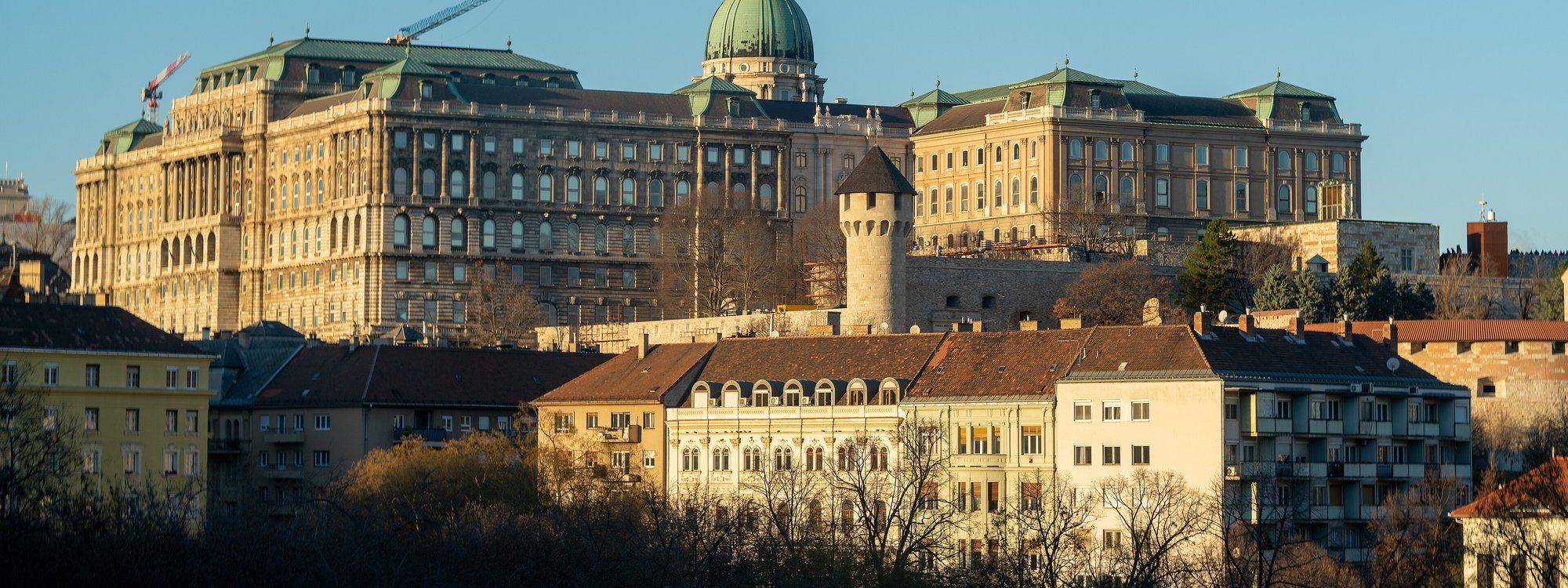 El complejo palaciego barroco del Castillo de Buda visto al otro lado del Danubio con luz de última hora de la tarde