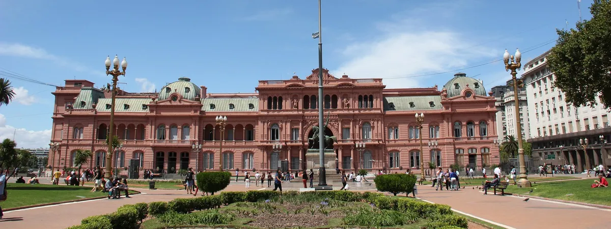 La fachada rosada de la Casa Rosada, el palacio presidencial de Argentina, vista desde la Plaza de Mayo