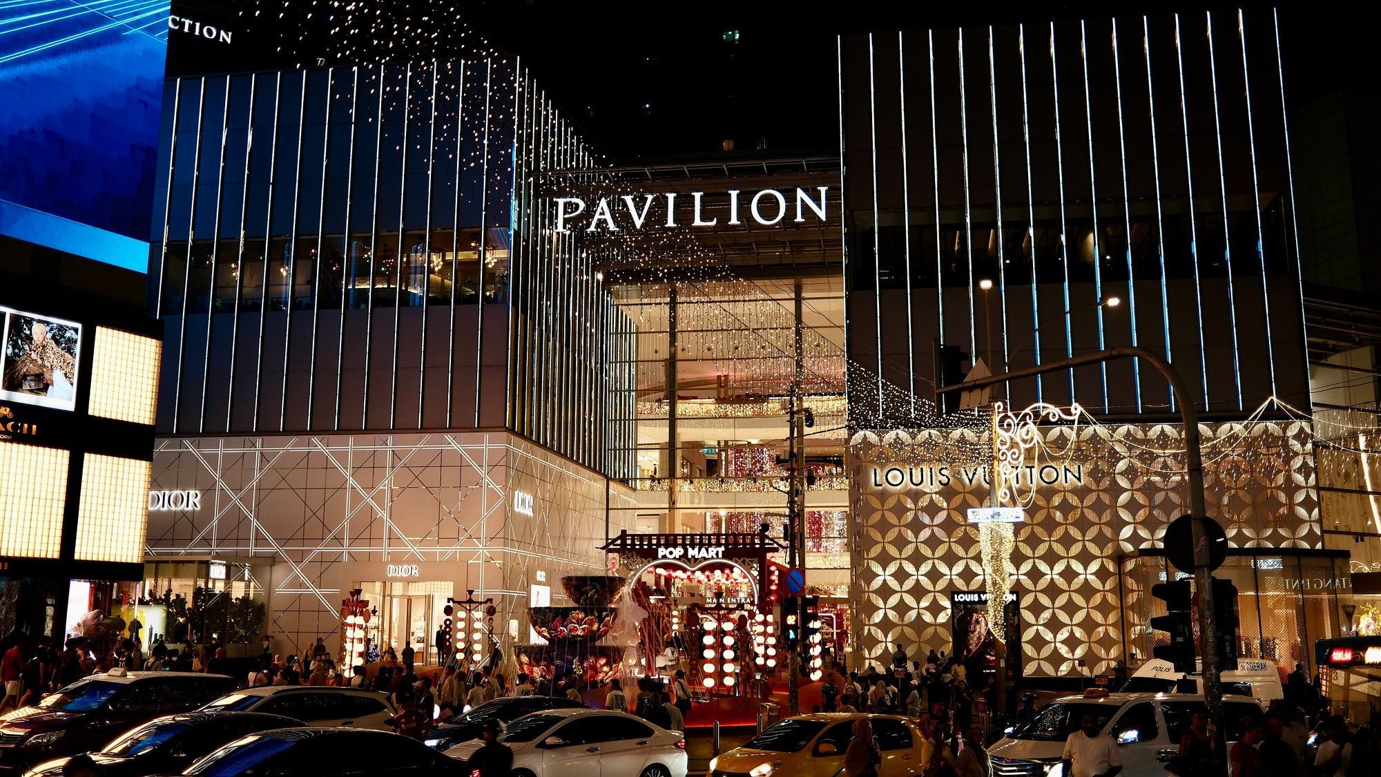 כניסת קניון Pavilion Kuala Lumpur המוארת ברחוב בוקיט בינטאנג בלילה