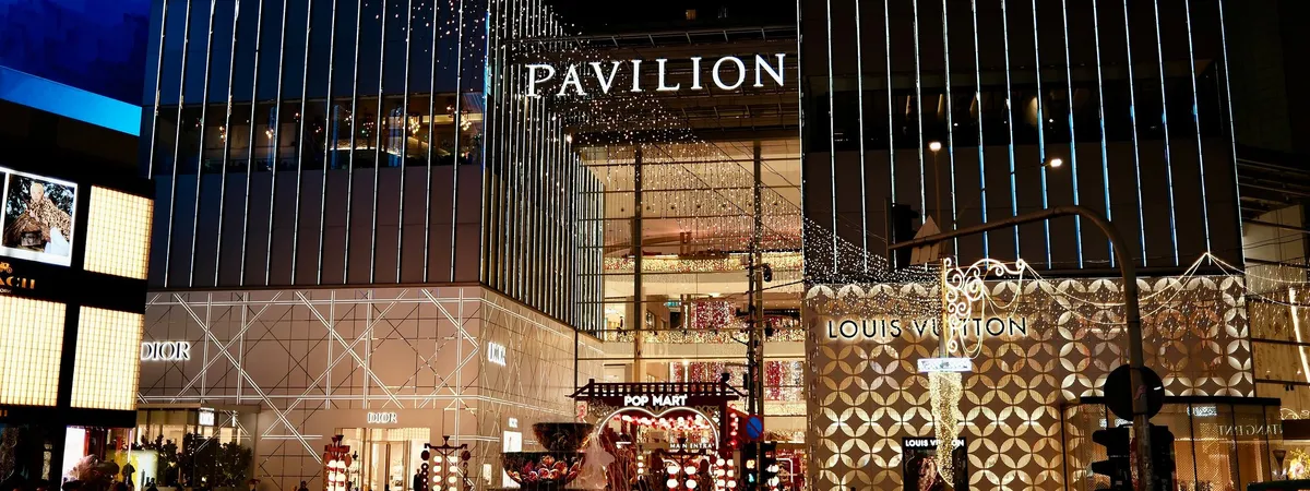 כניסת קניון Pavilion Kuala Lumpur המוארת ברחוב בוקיט בינטאנג בלילה