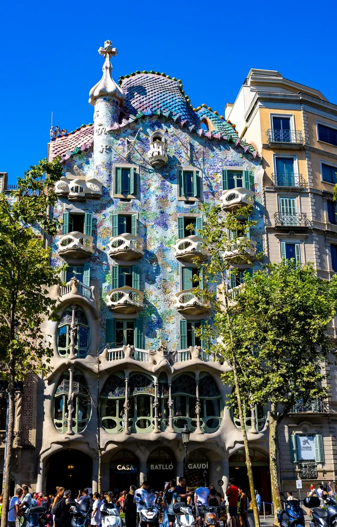 La fachada de mosaico y los balcones con forma de hueso de Casa Batlló en el Passeig de Gràcia