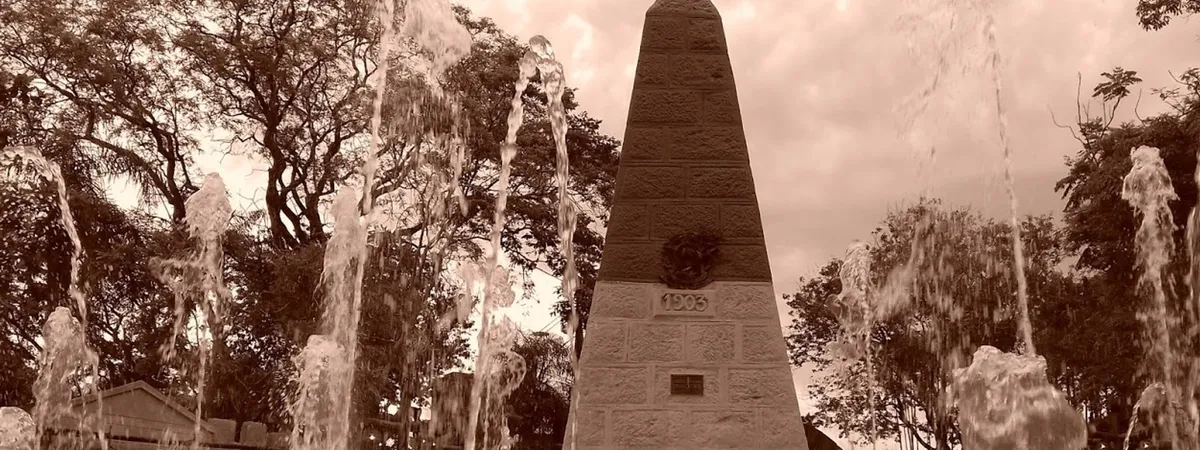 El obelisco del Marco das Três Fronteiras en Foz do Iguaçu, que marca el punto donde se encuentran Brasil, Argentina y Paraguay, enmarcado por fuentes de agua