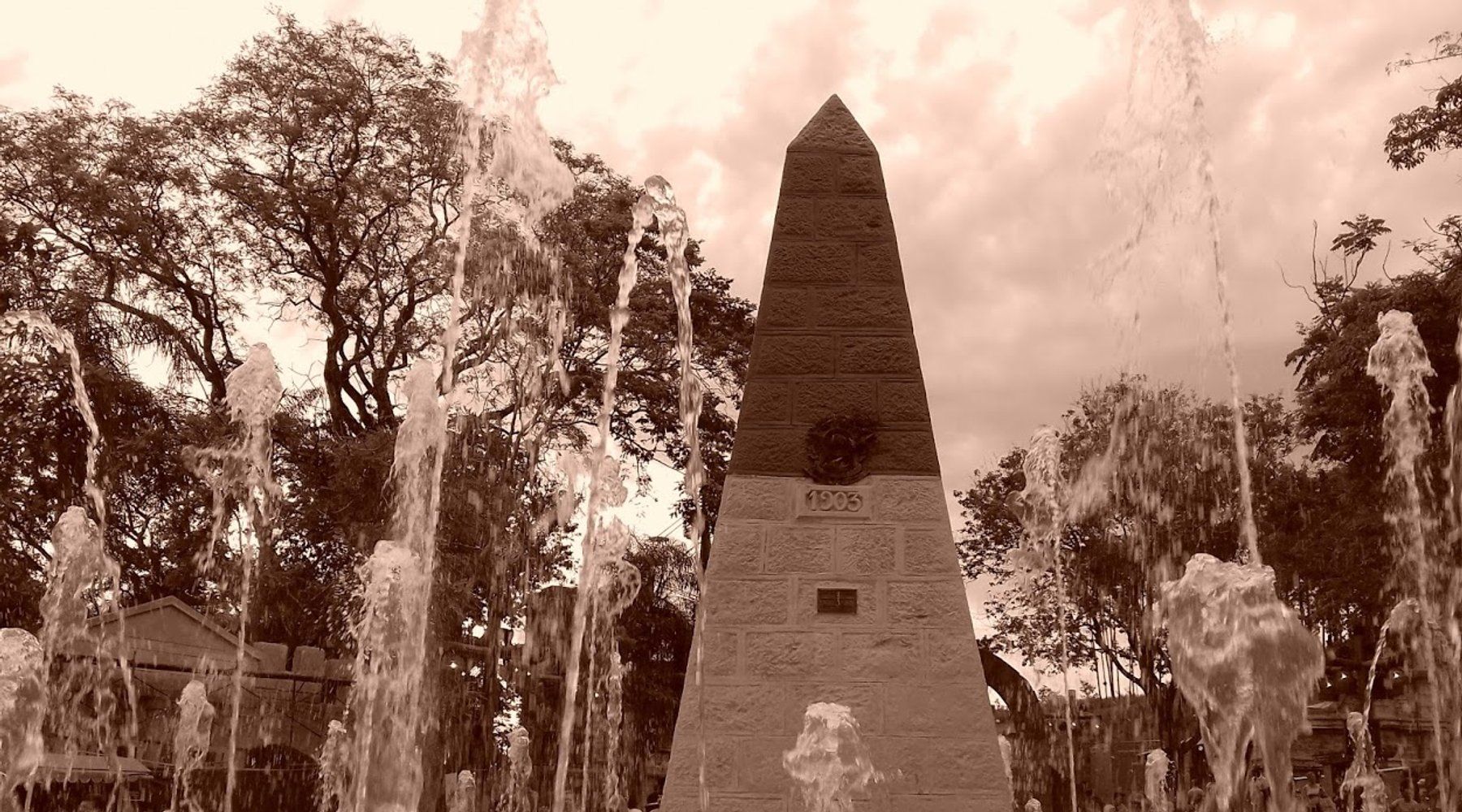 El obelisco del Marco das Três Fronteiras en Foz do Iguaçu, que marca el punto donde se encuentran Brasil, Argentina y Paraguay, enmarcado por fuentes de agua