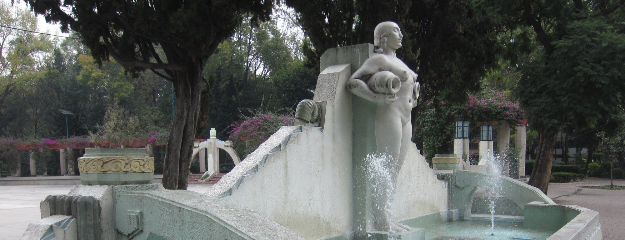 מזרקת ה-Art Deco פואנטה דה לוס קנטרוס בפארק מקסיקו, קונדסה, עם דמות מפוסלת נושאת כדי מים