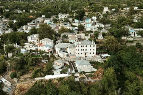 מבט אווירי על כפר אבן מסורתי באזור זגורי