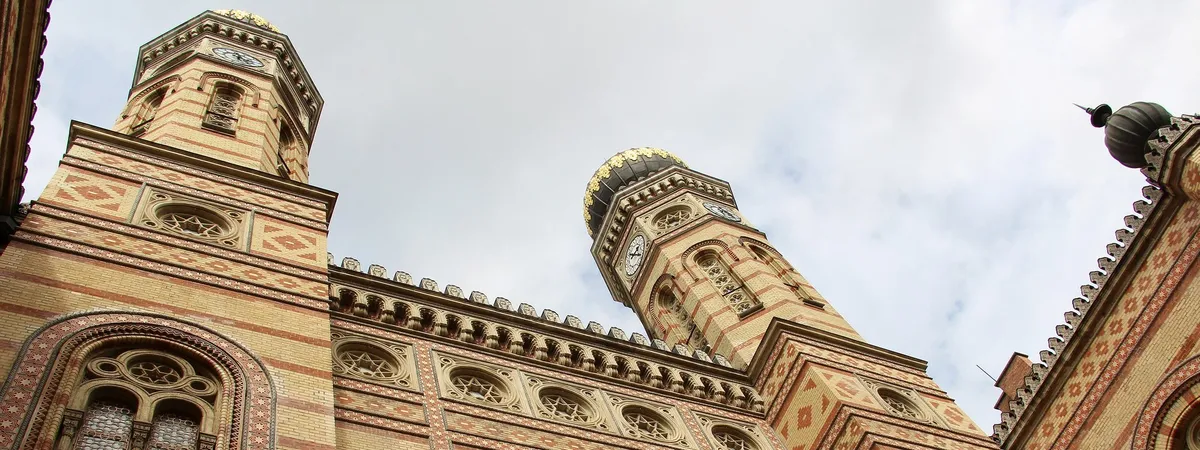 Las dos torres de estilo neomorisco de la Gran Sinagoga en Dohány Street, vistas desde abajo contra el cielo