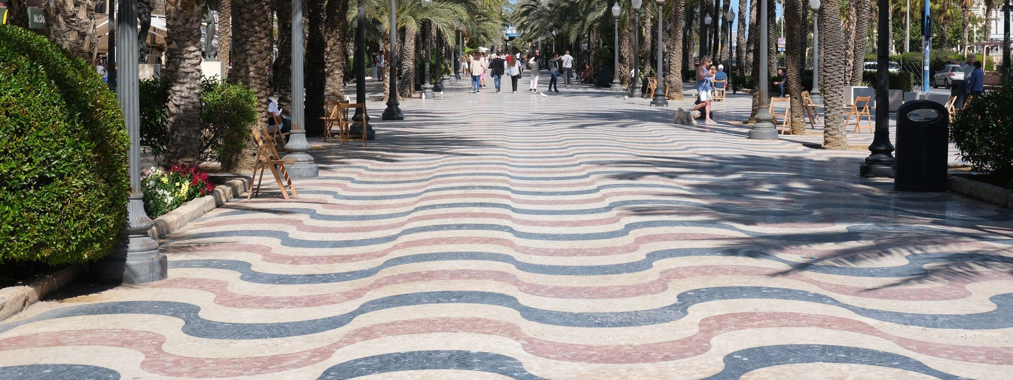 ריצוף הפסיפס בדוגמת הגלים של האספלנדה דה אספניה, טיילת החוף המוצלת בדקלים של אליקנטה