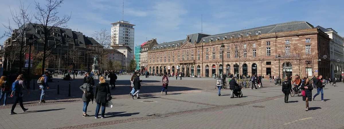 Place Kléber, Strasbourg's largest square, with the 18th-century Aubette building and pedestrians crossing the open plaza