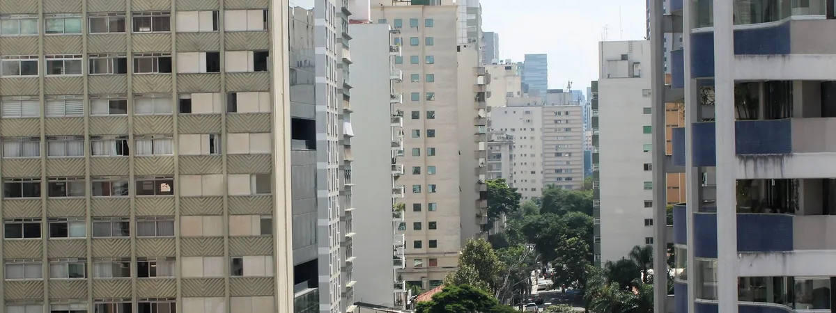 La arbolada Avenida Lorena en el barrio de Jardins, con torres de departamentos asomando entre el verde