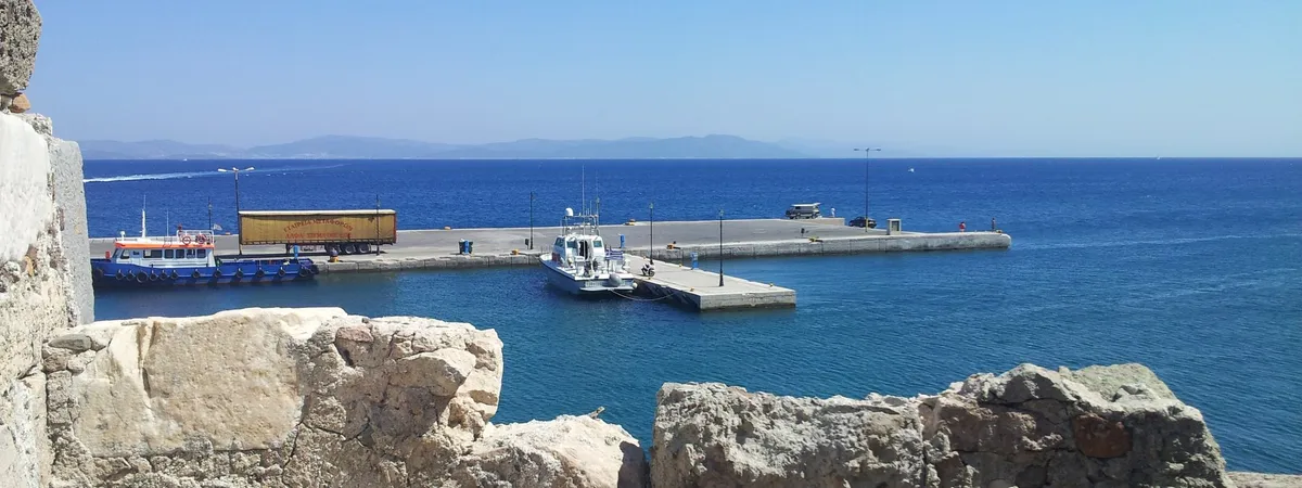 El puerto de la Ciudad de Kos visto a través de las almenas de piedra del castillo de Neratzia