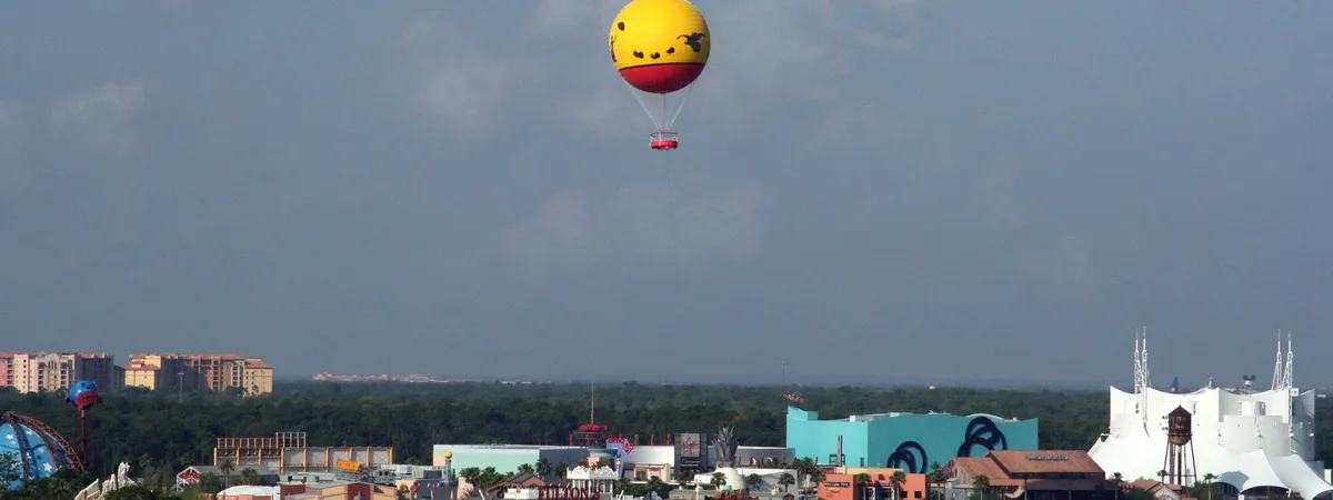 הכדור הפורח הצהוב Characters in Flight מתנשא מעל החנויות וחוף המים של דיסני ספרינגס