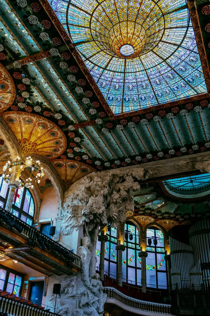 El lucernario de vidrieras del Palau de la Música Catalana y el techo esculpido de la sala de conciertos