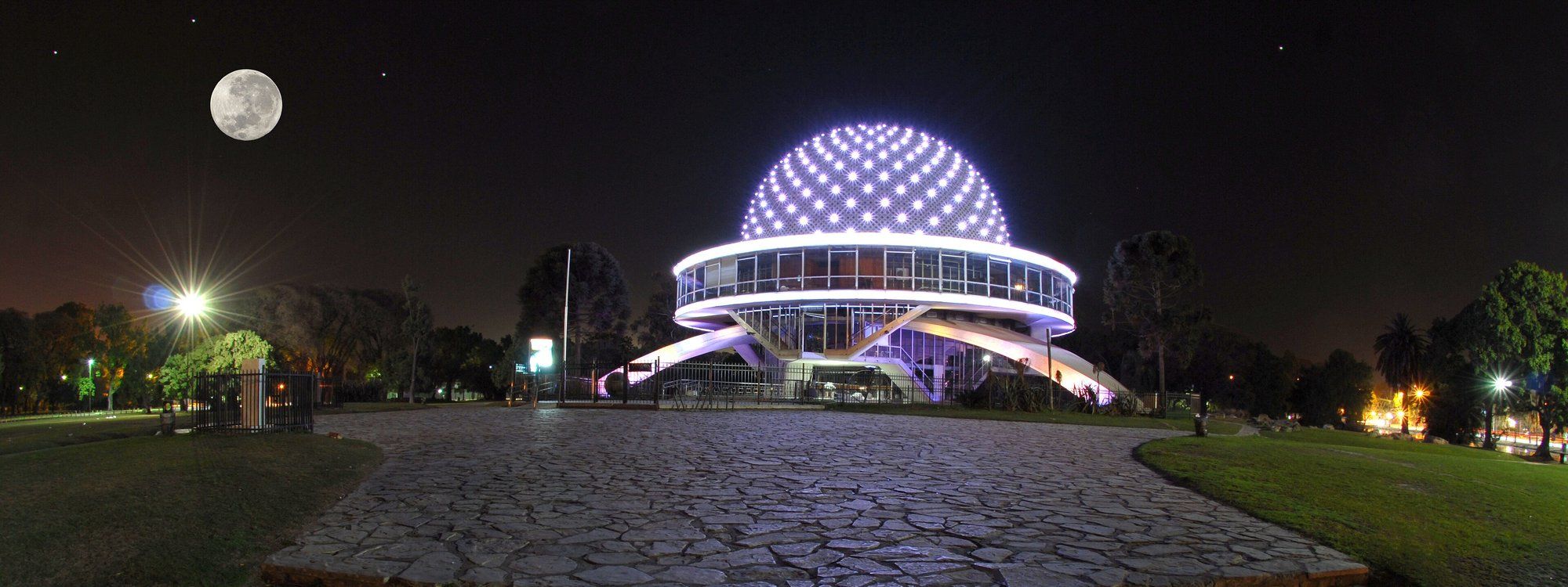 La cúpula iluminada del Planetario Galileo Galilei de noche, en el Parque Tres de Febrero de Palermo