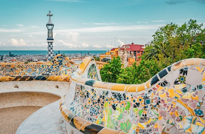El banco serpenteante de mosaico de Park Güell en la terraza principal, con vistas a Barcelona y el mar