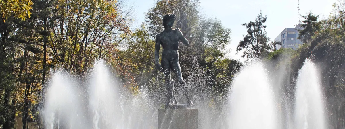 The fountain and statue at the center of Plaza Río de Janeiro in Roma Norte, surrounded by early 20th-century mansions and trees