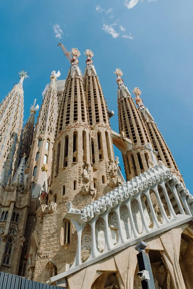 Las ornamentadas agujas de la Sagrada Família elevándose contra un cielo azul despejado
