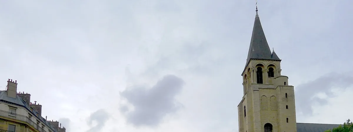 מגדל הפעמונים הרומנסקי של כנסיית סן ז'רמן דה פרה מתנשא מעל הכיכר והבניינים שסביבה