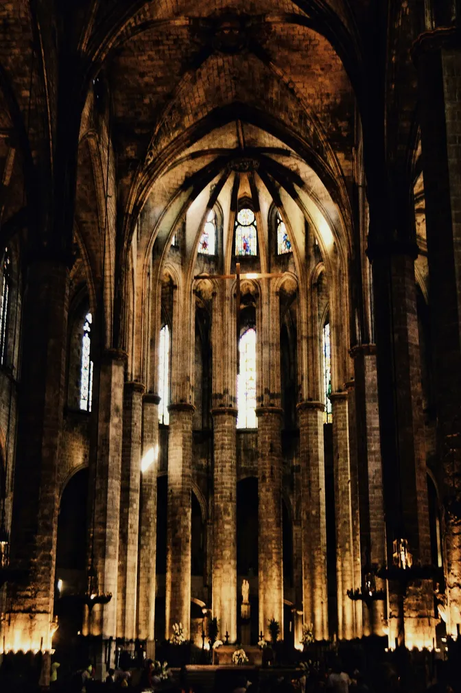 La nave gótica minimalista y elevada de Santa Maria del Mar, iluminada hacia el altar