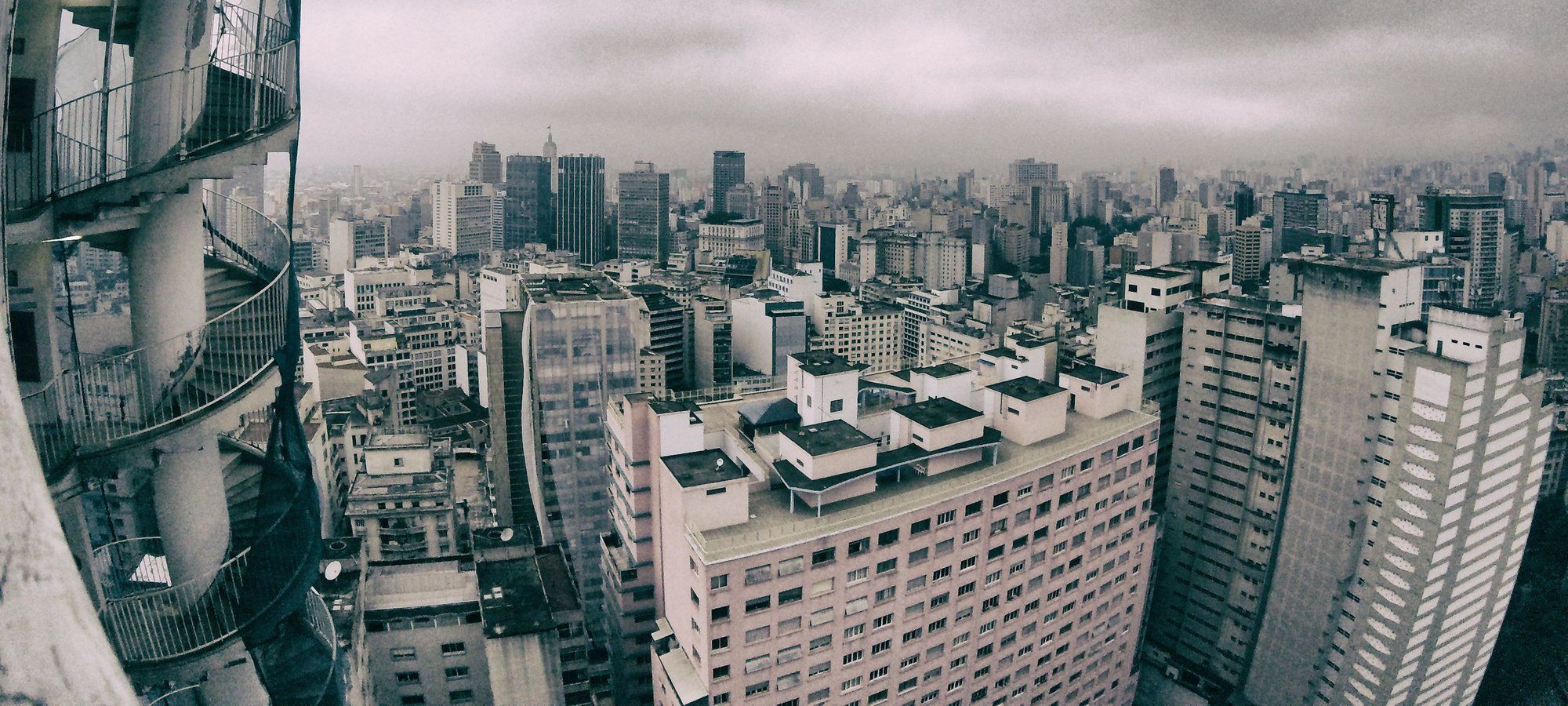 Vista aérea del denso centro de São Paulo desde los balcones curvos del Edifício Copan