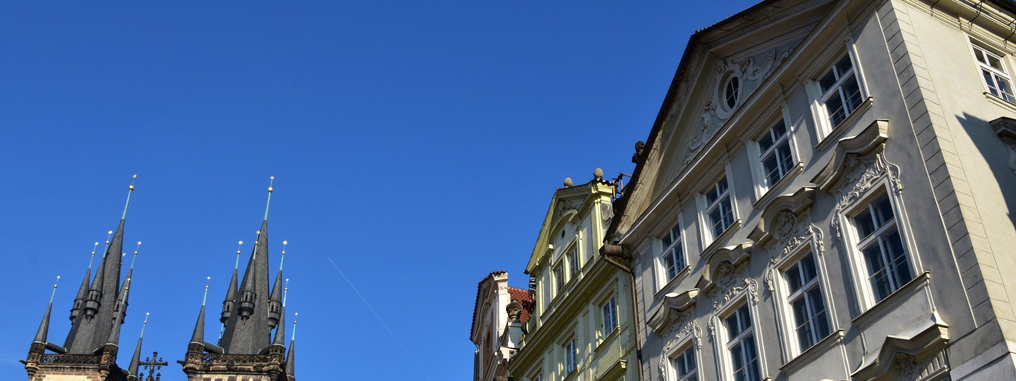 שני הצריחים הגותיים של כנסיית טין מתנשאים מעל כיכר העיר העתיקה בפראג