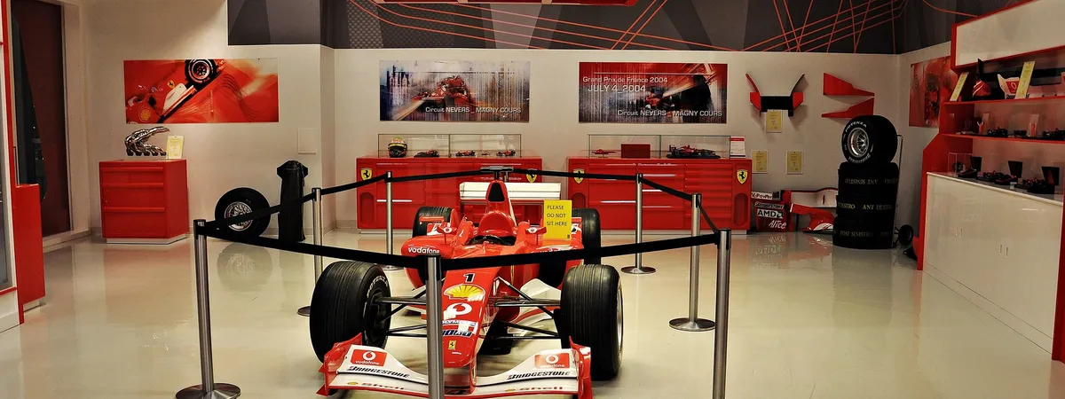 פרארי קלאסית מוצגת בתוך Ferrari World Abu Dhabi, באיי יאס