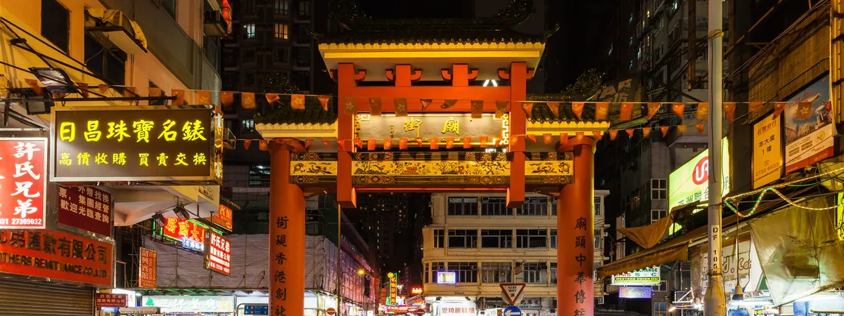Stalls and crowds at the Temple Street night market in Yau Ma Tei